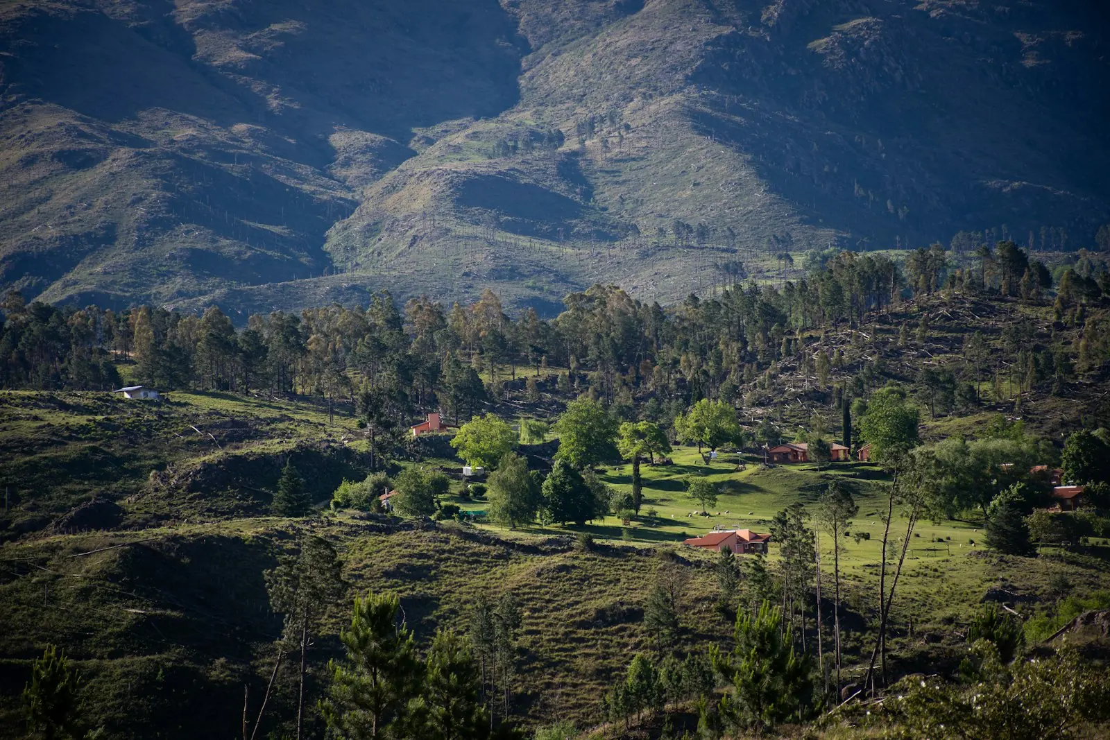 Valle serrano con monte y caseríos